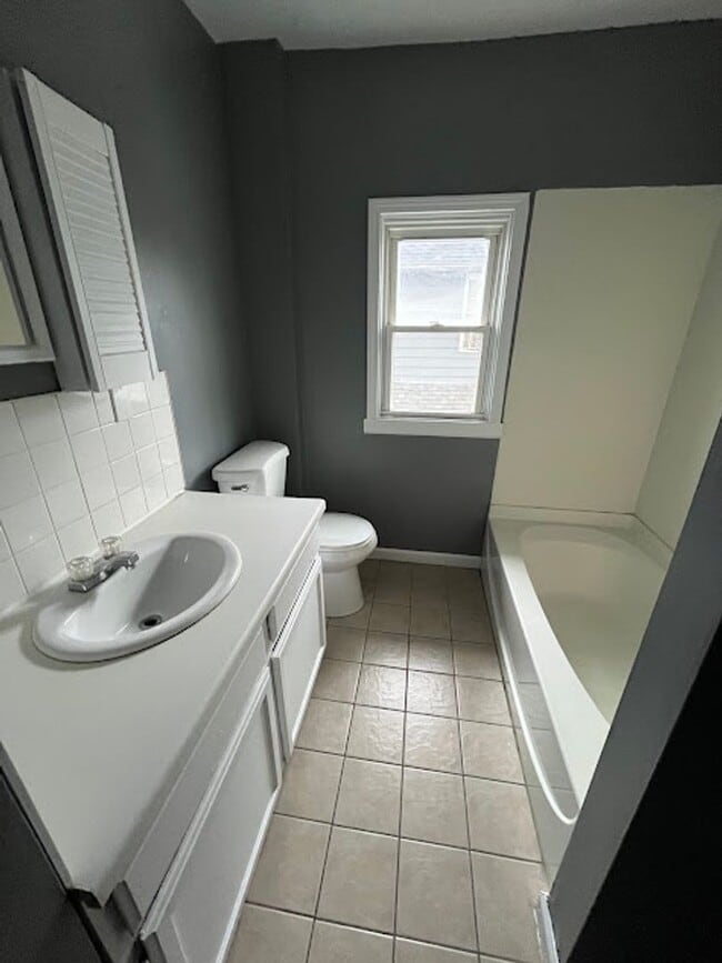 Building Photo - 3 Bedroom 1 Bathroom Home for Rent - Appli...