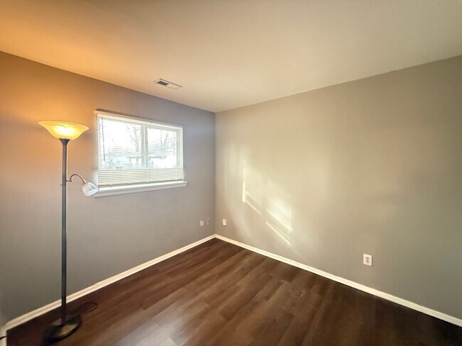 Building Photo - FOR RENT WINSTON SALEM