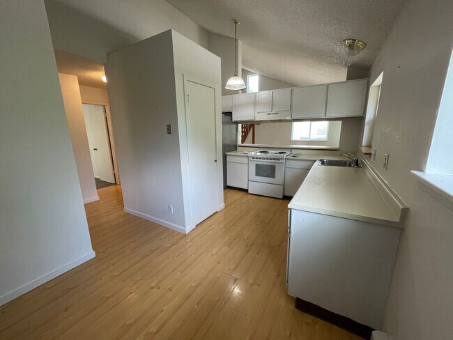 Building Photo - 2 bed 2 bath available now!
