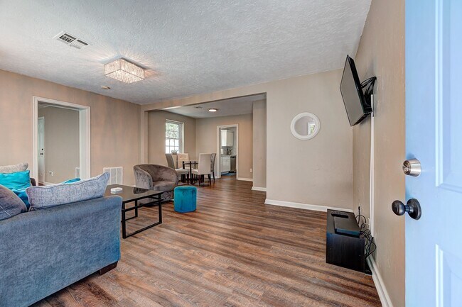 Building Photo - Updated 2 Bed+Study , 1 Bath HUGE Backyard Near Shops & Dining