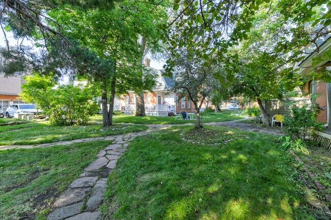 Building Photo - Fall 2026 Pre-Leasing! Freshly Renovated 1 Bed / 1 Bath in Prime Boulder Location – Steps from Pe...