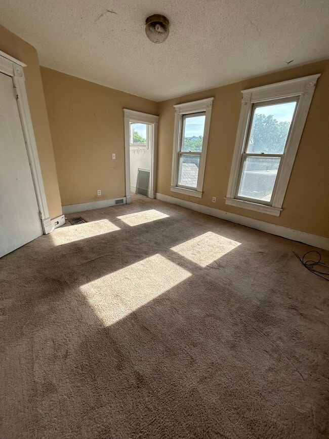 Building Photo - Large Five Bedroom House