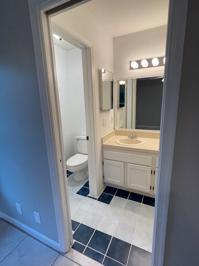 Building Photo - 8043 SE Highpoint Way