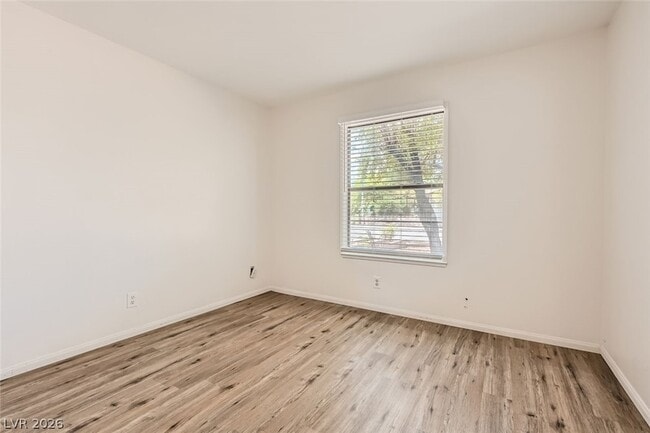 Building Photo - 2422 La Luna Dr