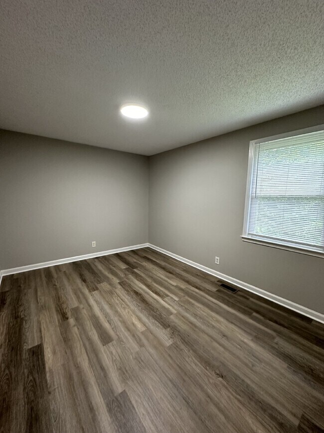 Building Photo - 913 Poppy Dr