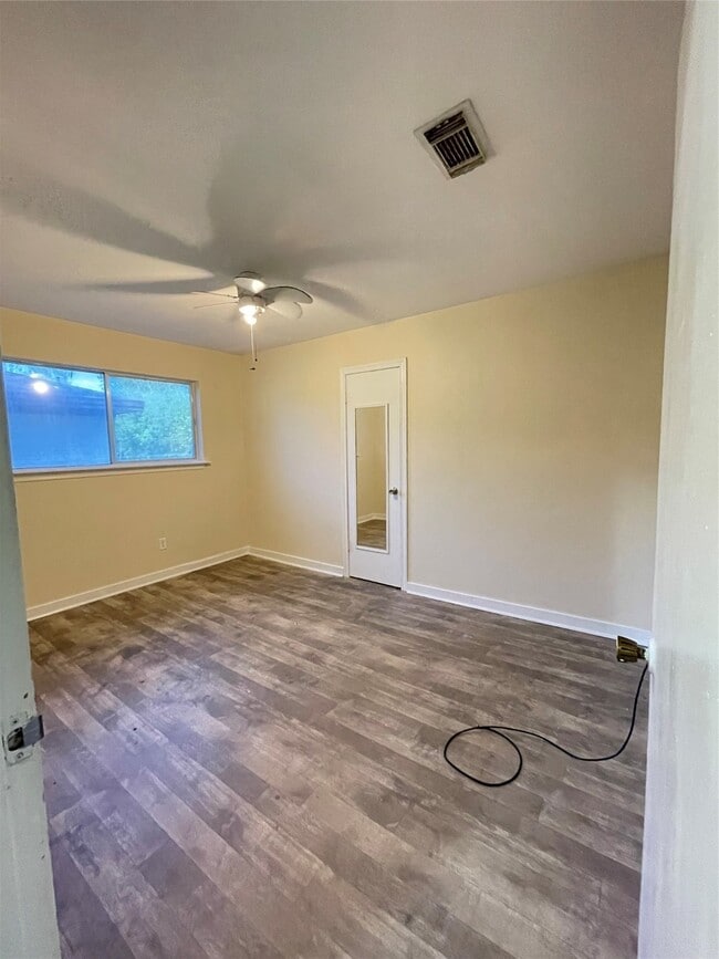 Building Photo - 322 Wisteria St