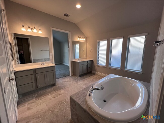 Building Photo - 535 Orchard Way