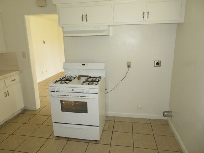 Building Photo - 2 Bedroom/1 Bath Apartment in Northern Oil...