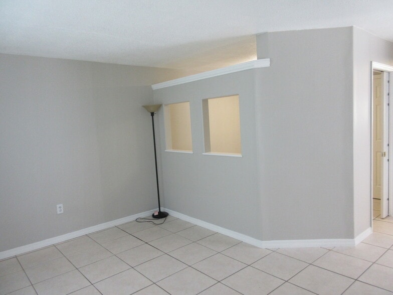 Building Photo - 390 W Cocoa Beach Cswy