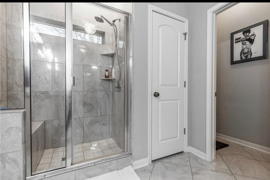 Building Photo - 8219 Quiet Hollow Dr