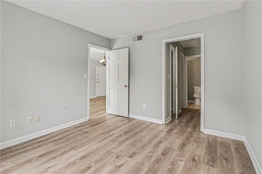 Building Photo - 2805 Northeast Expy