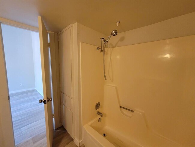 Building Photo - 104 W 35th St