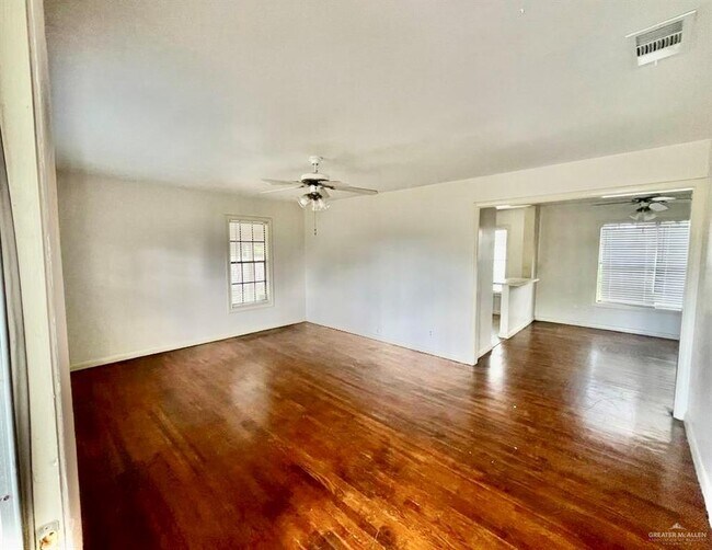 Building Photo - 1400 Vine Ave