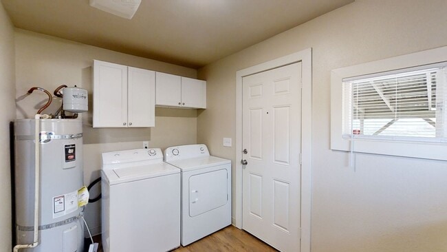 Building Photo - Country House w/ 2 Bedroom + Den - Washer, Dryer, Storage Shed & Plentiful Parking!