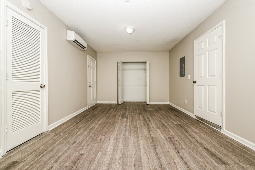 Building Photo - 7105 E Village Ct