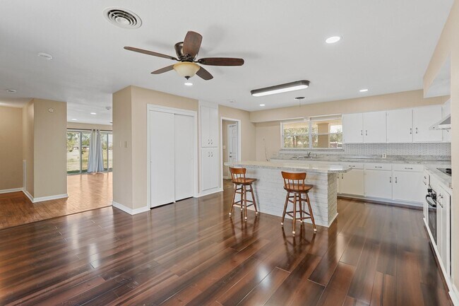 Building Photo - 10645 Oak Brook Dr