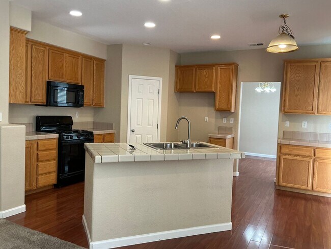 Building Photo - Four bedroom beauty