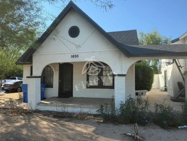Primary Photo - 1695 E Indianola Ave