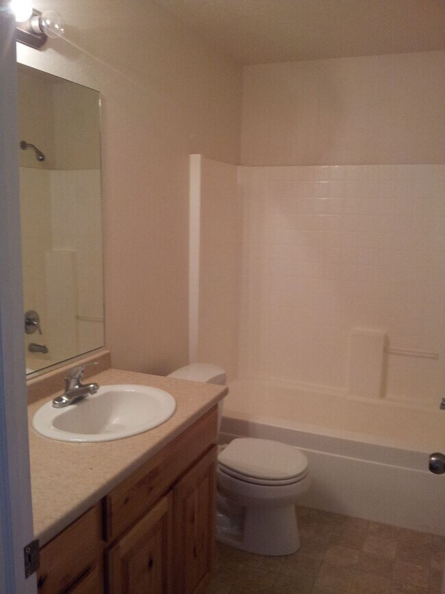 Building Photo - 3 Bed 2 bathroom house