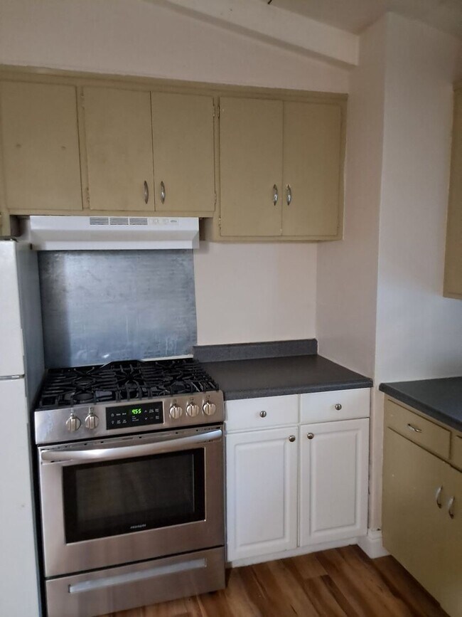 Building Photo - 2 bd 1 ba with off-street parking