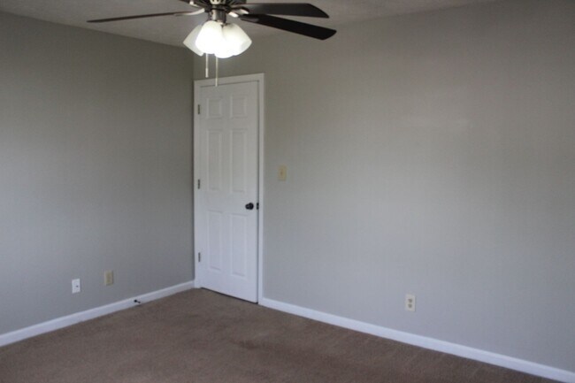 Building Photo - 325 Waterdown Dr