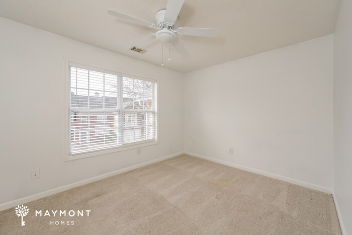 Building Photo - 2040 Manhattan Pkwy