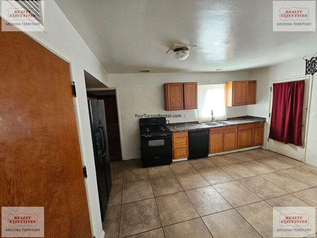 Building Photo - Speedway & Rosemont Blvd - 2/1 home with AC and fenced yard