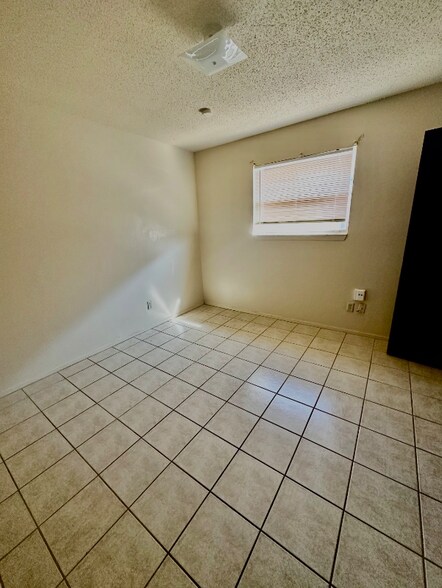 Building Photo - 2905 Beachcomber Dr