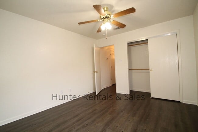 Building Photo - Heights Duplex!