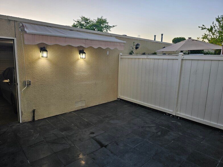 Building Photo - 6501 Vanalden Ave