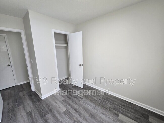 Building Photo - 1602 E Kansas City Rd