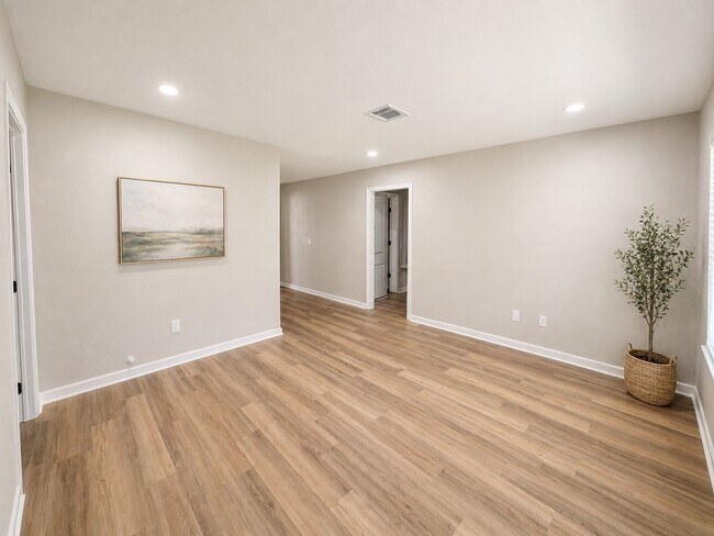 Building Photo - 8123 Redfern Dr