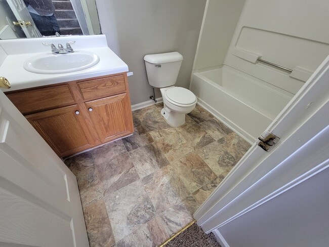 Building Photo - Gorgeous Split-Level 2 Story Home New Paint