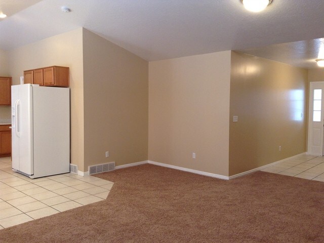Building Photo - 555 E 700 N