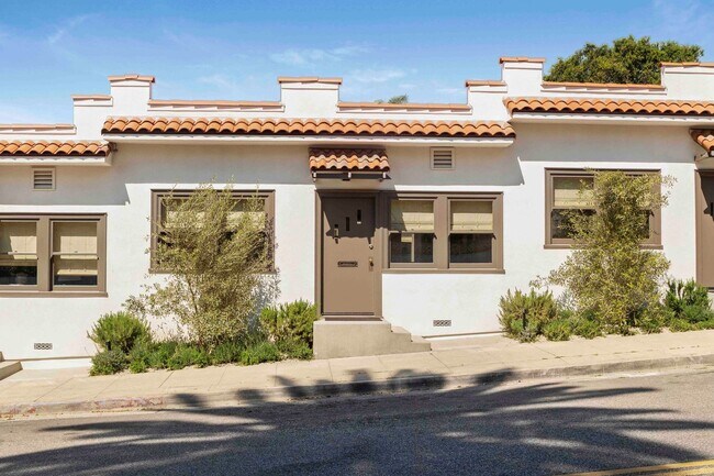 Building Photo - 1 Bed / 1 Bath Bungalow - 2 Blocks from the beach in Santa Monica