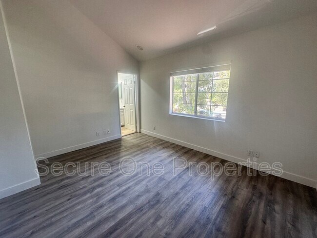 Building Photo - 674 Warwick Ave
