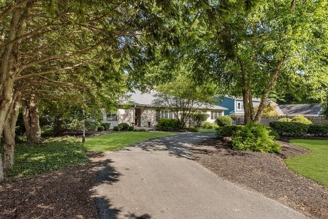 Building Photo - Elegant Updated Meridian-Kessler Home on E...