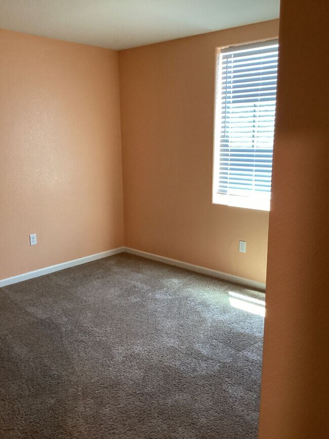 Building Photo - Beautiful 2-Year-old home in Edgewater