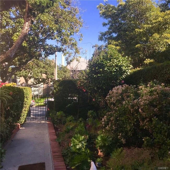 Building Photo - 441 S Doheny Dr