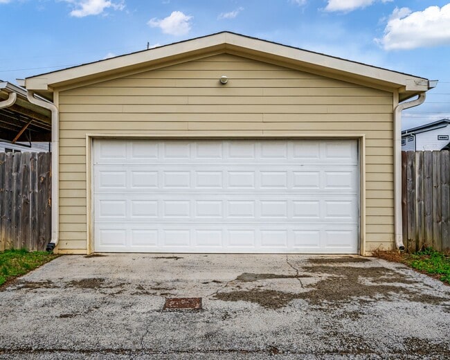 Building Photo - 1911 9th Ave N