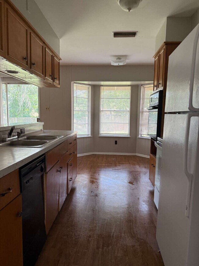 Building Photo - Open Kitchen, Warm Interior, Large Living ...
