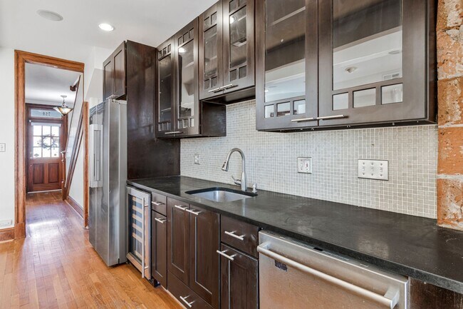 Building Photo - Big and Comfy Townhouse