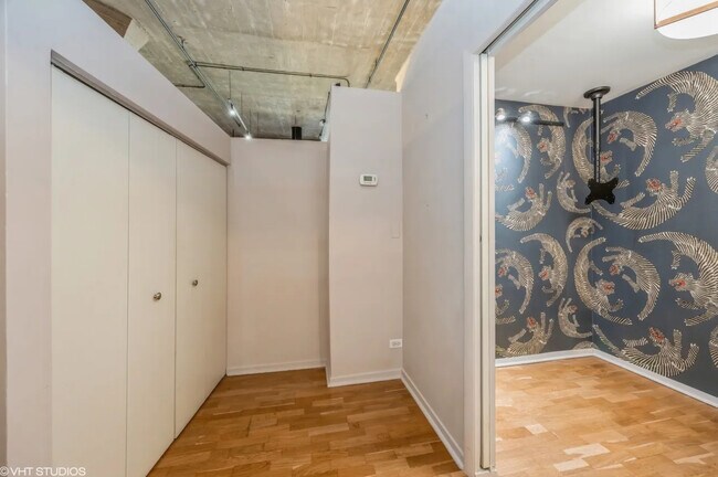 Building Photo - 621 S Plymouth Ct