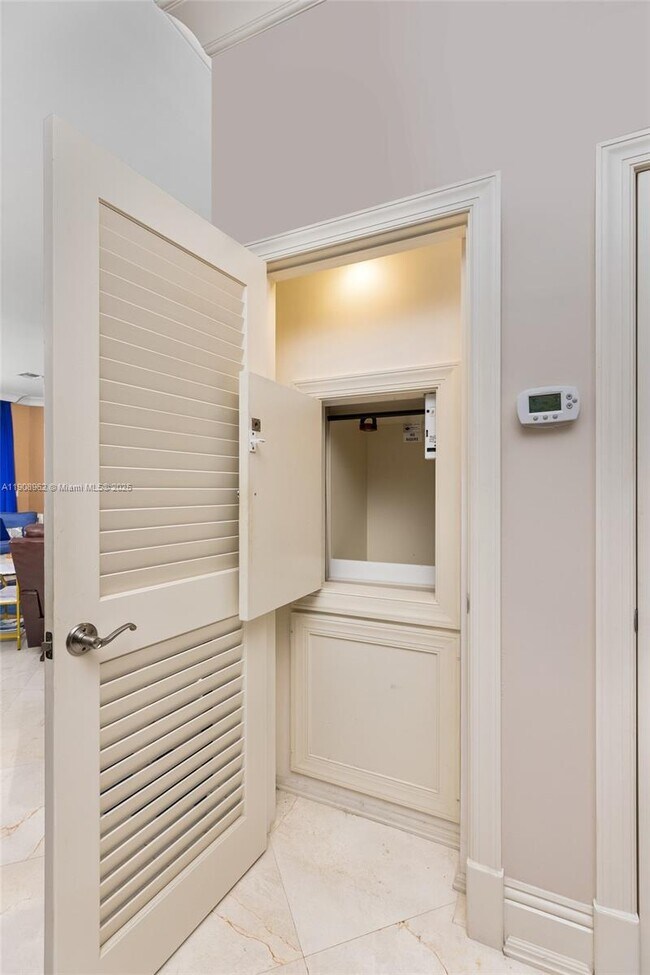 Building Photo - 70 Bay Colony Ln