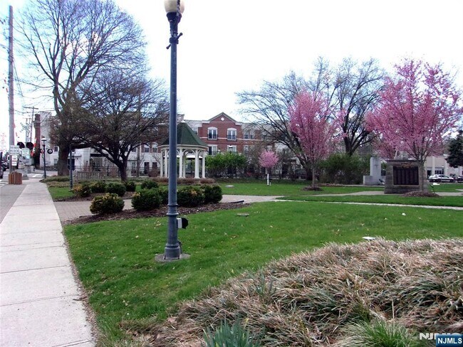 Building Photo - 1 Hawthorne Ave