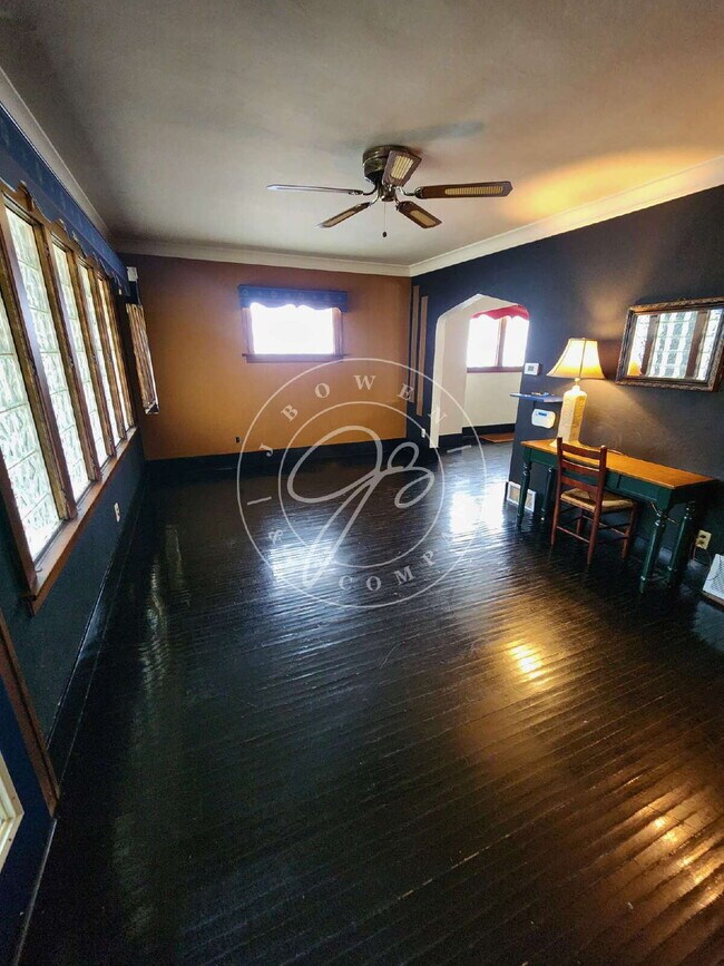 Building Photo - Adorable but unique 3+ bedrooms with bonus rooms! Fenced yard!