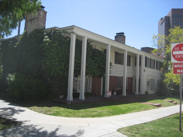 Primary Photo - 1002 Tiverton Ave