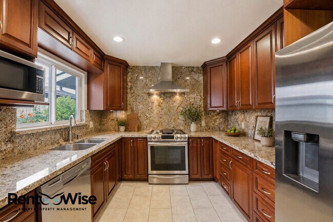 Building Photo - 536 W Hillsdale Blvd