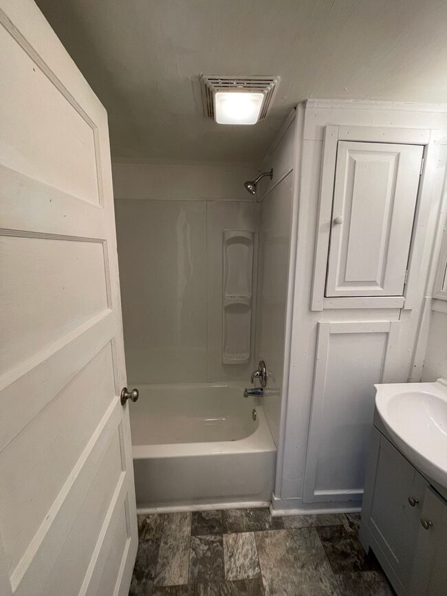 Building Photo - Charming, Two bedroom, One bathroom house in Columbia!