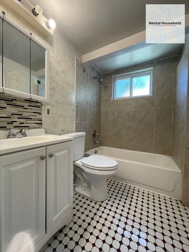 Building Photo - Stunning & Spacious 3-Bedroom Home in Warren!